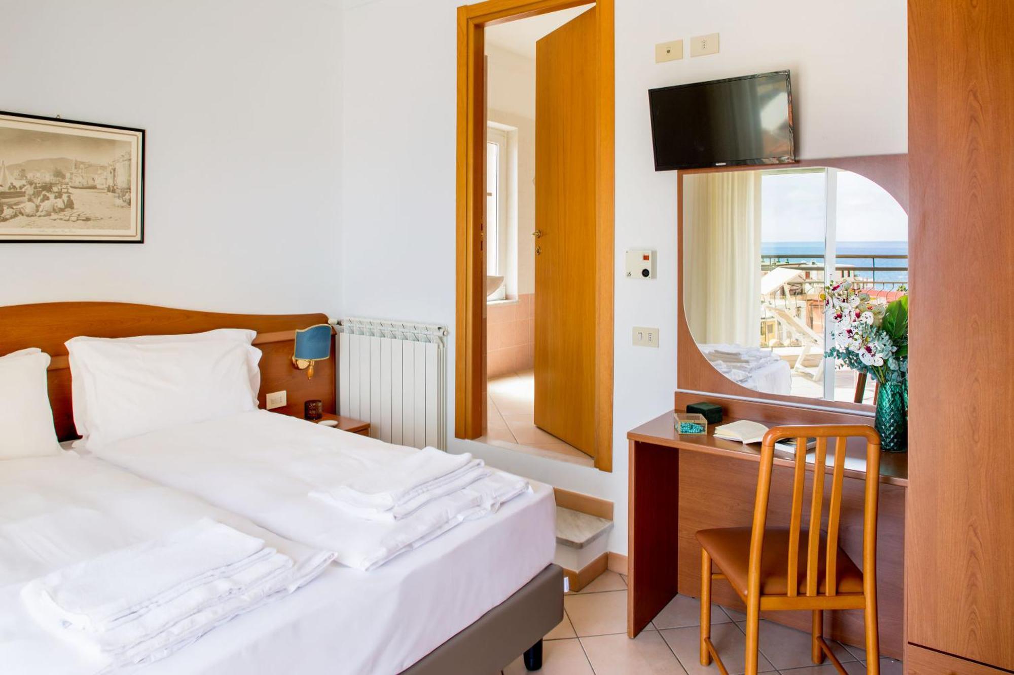 Hotel Tritone Лайгуэлья Экстерьер фото
